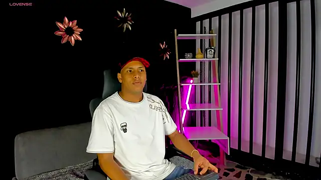 Snapshot of IsaacBlack_ chatting on 10/16/25, 05:05 IsaacBlack online show from 10/16/25, 05:05
