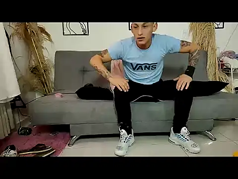 Snapshot of Masterblue_hot chatting on 12/20/25, 09:06 Masterblue hot online show from 12/20/25, 09:06