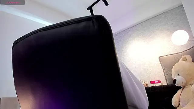 Snapshot of lily_cash1 chatting on 02/17/26, 12:46 lily cash1 online show from 02/17/26, 12:46