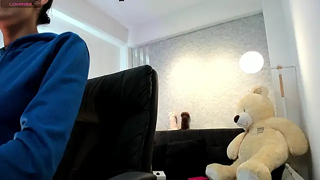 Snapshot of lily_cash1 chatting on 02/14/26, 02:17 lily cash1 online show from 02/14/26, 02:17