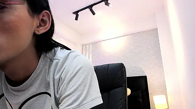 Snapshot of lily_cash1 chatting on 12/20/25, 02:31 lily cash1 online show from 12/20/25, 02:31