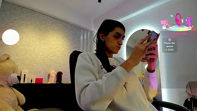 Snapshot of lily_cash1 chatting on 02/01/26, 01:31 lily cash1 online show from 02/01/26, 01:31