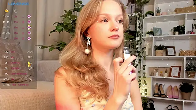 Snapshot of Kara_smalltits chatting on 10/05/25, 11:45 Kara smalltits online show from 10/05/25, 11:45