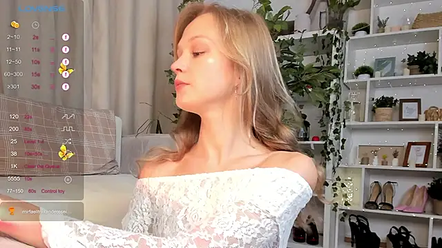 Snapshot of Kara_smalltits chatting on 09/27/25, 12:00 Kara smalltits online show from 09/27/25, 12:00