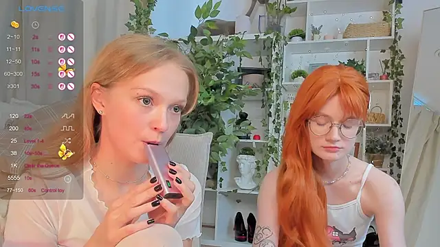 Snapshot of Kara_smalltits chatting on 09/18/25, 11:35 Kara smalltits online show from 09/18/25, 11:35