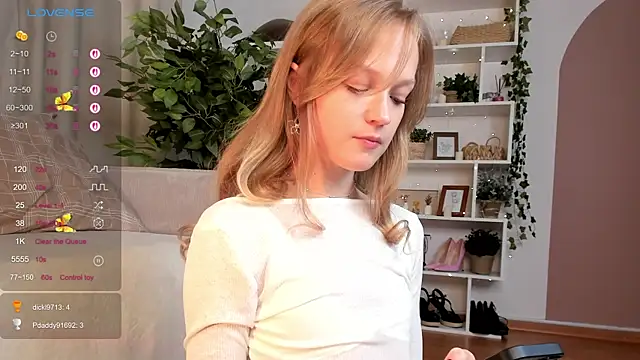 Snapshot of Kara_smalltits chatting on 09/30/25, 12:00 Kara smalltits online show from 09/30/25, 12:00