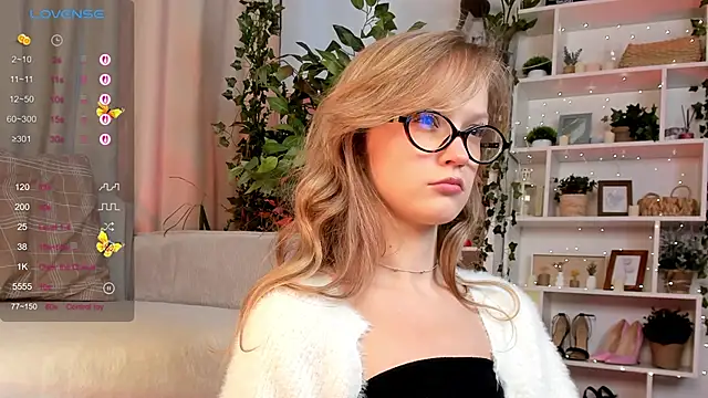 Snapshot of Kara_smalltits chatting on 09/29/25, 11:38 Kara smalltits online show from 09/29/25, 11:38