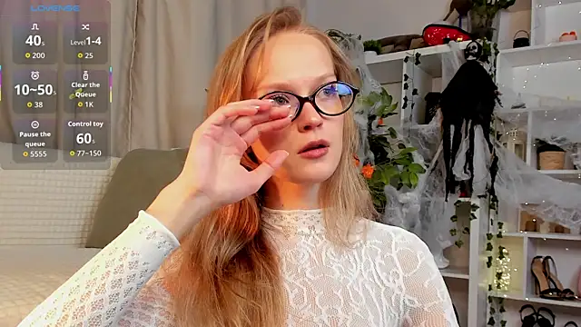 Snapshot of Kara_smalltits chatting on 10/24/25, 12:37 Kara smalltits online show from 10/24/25, 12:37