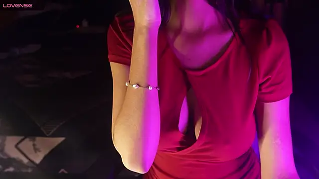 NidhiChandra online show from 11/18/25, 08:17