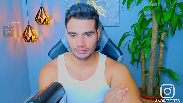 Snapshot of AndresR3 chatting on 09/15/25, 12:11 AndresR3 online show from 09/15/25, 12:11