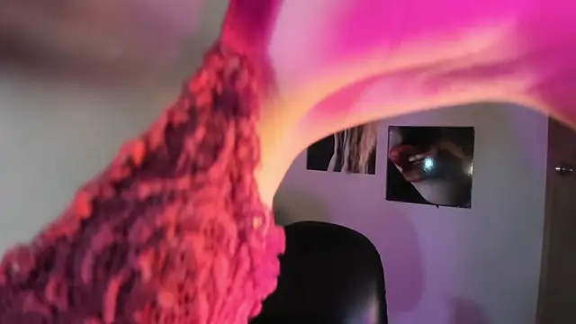 Nicollee Heart online show from 09/22/25, 02:01