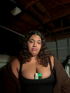 Snapshot of 1n0nlythroat chatting on 11/28/25, 08:58 1n0nlythroat online show from 11/28/25, 08:58