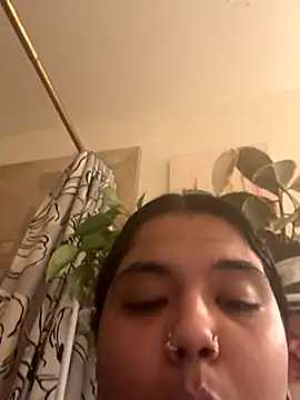 Snapshot of 1n0nlythroat chatting on 12/18/25, 01:33 1n0nlythroat online show from 12/18/25, 01:33