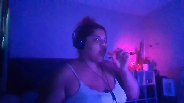 Snapshot of 1n0nlythroat chatting on 05/13/26, 10:39 1n0nlythroat online show from 05/13/26, 10:39