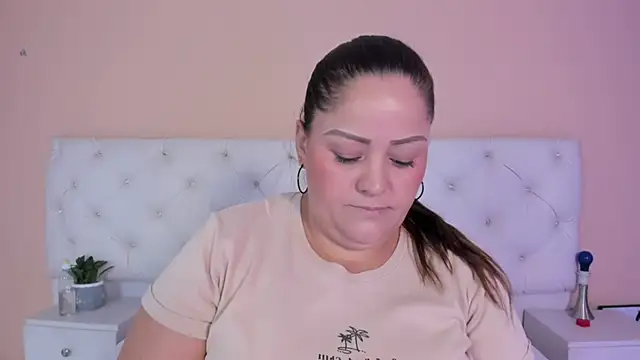 Snapshot of katte_landerr chatting on 12/02/25, 01:24 katte landerr online show from 12/02/25, 01:24