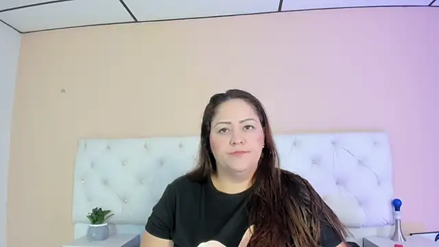 Snapshot of katte_landerr chatting on 11/22/25, 01:32 katte landerr online show from 11/22/25, 01:32