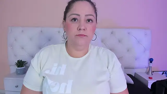 Snapshot of katte_landerr chatting on 11/24/25, 01:11 katte landerr online show from 11/24/25, 01:11