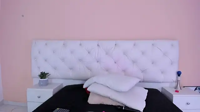 Snapshot of katte_landerr chatting on 11/27/25, 01:22 katte landerr online show from 11/27/25, 01:22