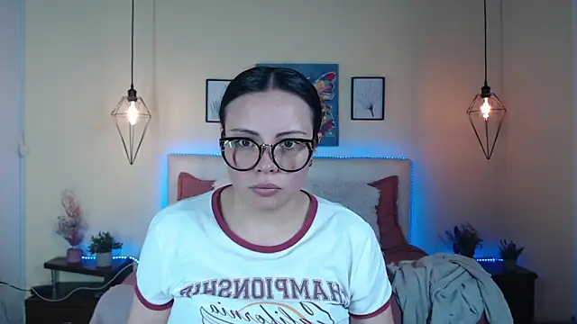 Snapshot of Megan_05_ chatting on 06/19/26, 06:47 Megan 05 online show from 06/19/26, 06:47