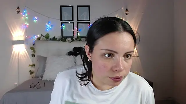 Snapshot of Megan_05_ chatting on 04/28/26, 06:45 Megan 05 online show from 04/28/26, 06:45