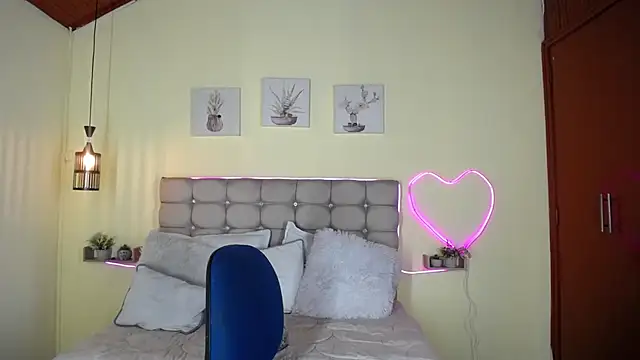 Snapshot of Megan_05_ chatting on 06/11/26, 12:32 Megan 05 online show from 06/11/26, 12:32