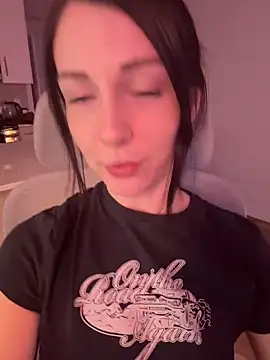 Snapshot of alwaysapril chatting on 10/26/25, 10:15 alwaysapril online show from 10/26/25, 10:15