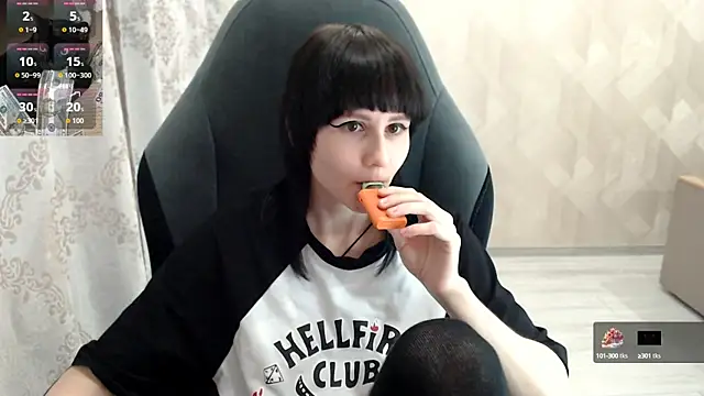 Snapshot of MistyDark chatting on 10/10/25, 10:27 MistyDark online show from 10/10/25, 10:27