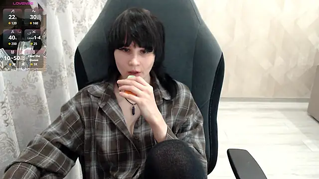 Snapshot of MistyDark chatting on 10/06/25, 10:49 MistyDark online show from 10/06/25, 10:49