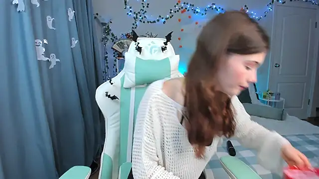 Zoe Vee online show from 10/28/25, 03:29