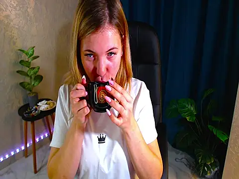 Snapshot of arlana_klart chatting on 10/27/25, 01:17 arlana klart online show from 10/27/25, 01:17