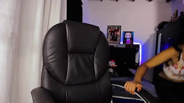 loganher900 online show from 04/07/26, 12:12