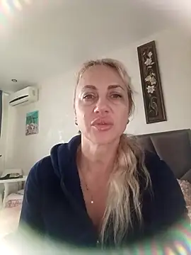 Snapshot of KissMiSveet chatting on 11/17/25, 10:30 KissMiSveet online show from 11/17/25, 10:30