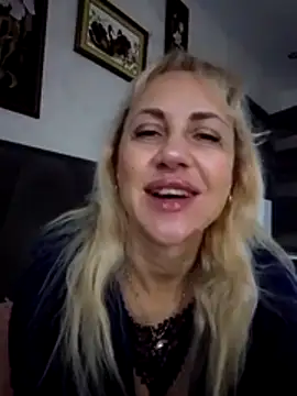 Snapshot of KissMiSveet chatting on 11/30/25, 10:27 KissMiSveet online show from 11/30/25, 10:27