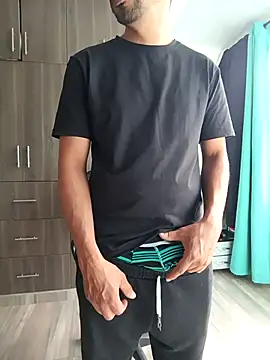 stivenlujan69 online show from 11/17/25, 01:37