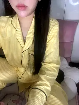 Snapshot of RubyBerry chatting on 11/19/25, 06:02 RubyBerry online show from 11/19/25, 06:02