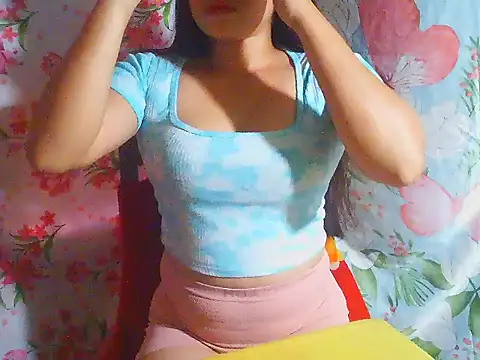 Snapshot of Katie_Winslet chatting on 02/01/26, 11:58 Katie Winslet online show from 02/01/26, 11:58