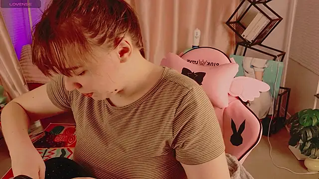 Snapshot of Moon__Bunny chatting on 06/07/26, 03:28 Moon Bunny online show from 06/07/26, 03:28