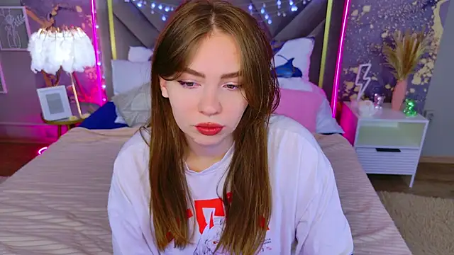 Moon  Bunny online show from 10/18/25, 03:14