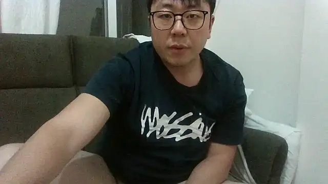 Snapshot of KaylanBMB chatting on 10/15/25, 02:36 KaylanBMB online show from 10/15/25, 02:36
