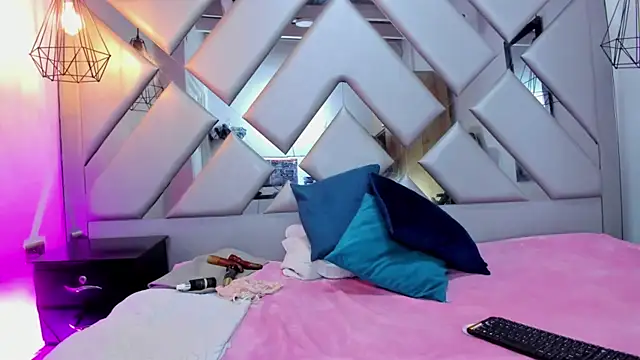 Snapshot of Lorenn_Hill chatting on 10/07/25, 12:50 Lorenn Hill online show from 10/07/25, 12:50