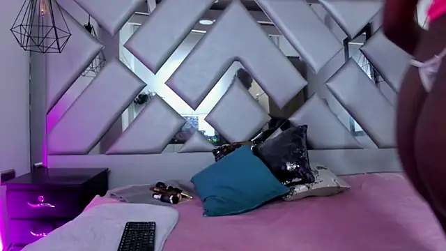 Snapshot of Lorenn_Hill chatting on 11/04/25, 01:04 Lorenn Hill online show from 11/04/25, 01:04