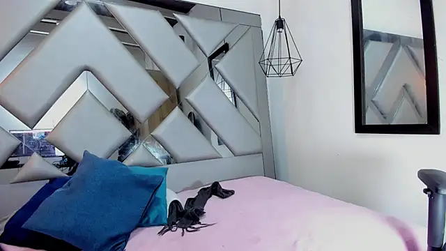 Snapshot of Lorenn_Hill chatting on 10/18/25, 12:51 Lorenn Hill online show from 10/18/25, 12:51