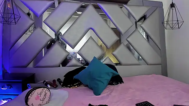 Snapshot of Lorenn_Hill chatting on 10/27/25, 05:25 Lorenn Hill online show from 10/27/25, 05:25