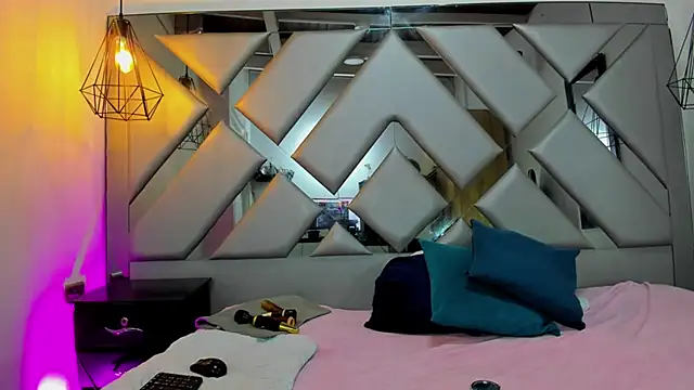 Snapshot of Lorenn_Hill chatting on 10/12/25, 01:45 Lorenn Hill online show from 10/12/25, 01:45