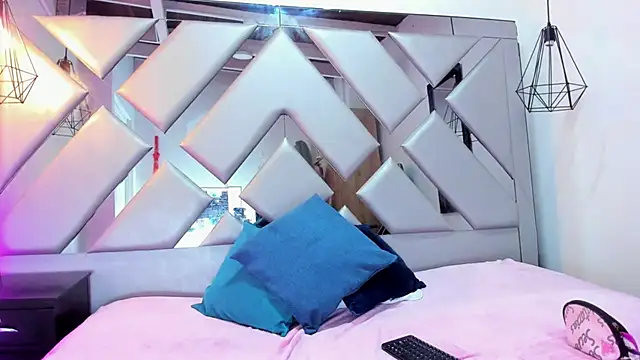 Snapshot of Lorenn_Hill chatting on 09/30/25, 01:39 Lorenn Hill online show from 09/30/25, 01:39