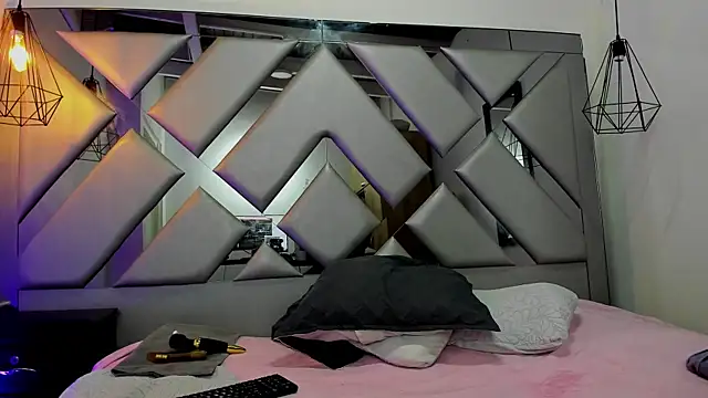 Snapshot of Lorenn_Hill chatting on 09/26/25, 12:56 Lorenn Hill online show from 09/26/25, 12:56