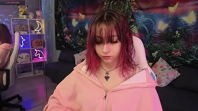 Snapshot of ClaraParks chatting on 02/27/26, 06:41 ClaraParks online show from 02/27/26, 06:41