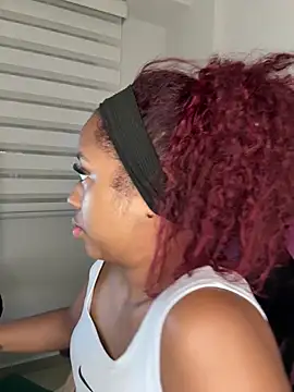 Snapshot of _Zahara_ chatting on 02/18/26, 11:56 Zahara online show from 02/18/26, 11:56