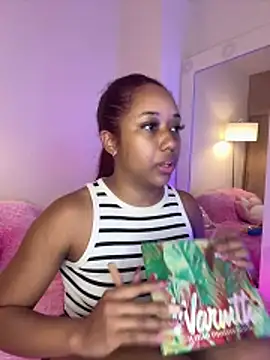 Snapshot of _Zahara_ chatting on 12/22/25, 12:11 Zahara online show from 12/22/25, 12:11