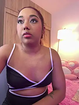 Snapshot of _Zahara_ chatting on 12/20/25, 11:07 Zahara online show from 12/20/25, 11:07